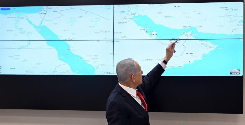 مكتب "نتنياهو" ينشر صورة له من جلسة الحكومة اليوم ويظهر بها وهو يشير إلى مضيق هرمز....