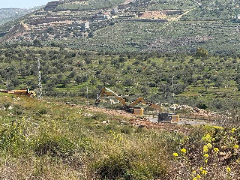 قوات الاحتلال تبدأ بعمليات تجريف بالأراضي التي أعلنت عنها مصادر من ضمن أراضي شوفه وسفارين وجبارة جنوب طولكرم، التي تبلغ مساحتها ٨٣٠ دونمًا، لإقامة منط...