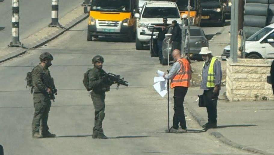 جيش الاحتلال برفقة مهندسي مساحات يقومون بأخذ مساحات شوارع وأحياء في بيت نوبا شمال غرب القدس المحتلة...
