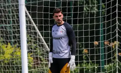 Rafael elogia solidez defensiva do São Paulo e celebra marca de jogos