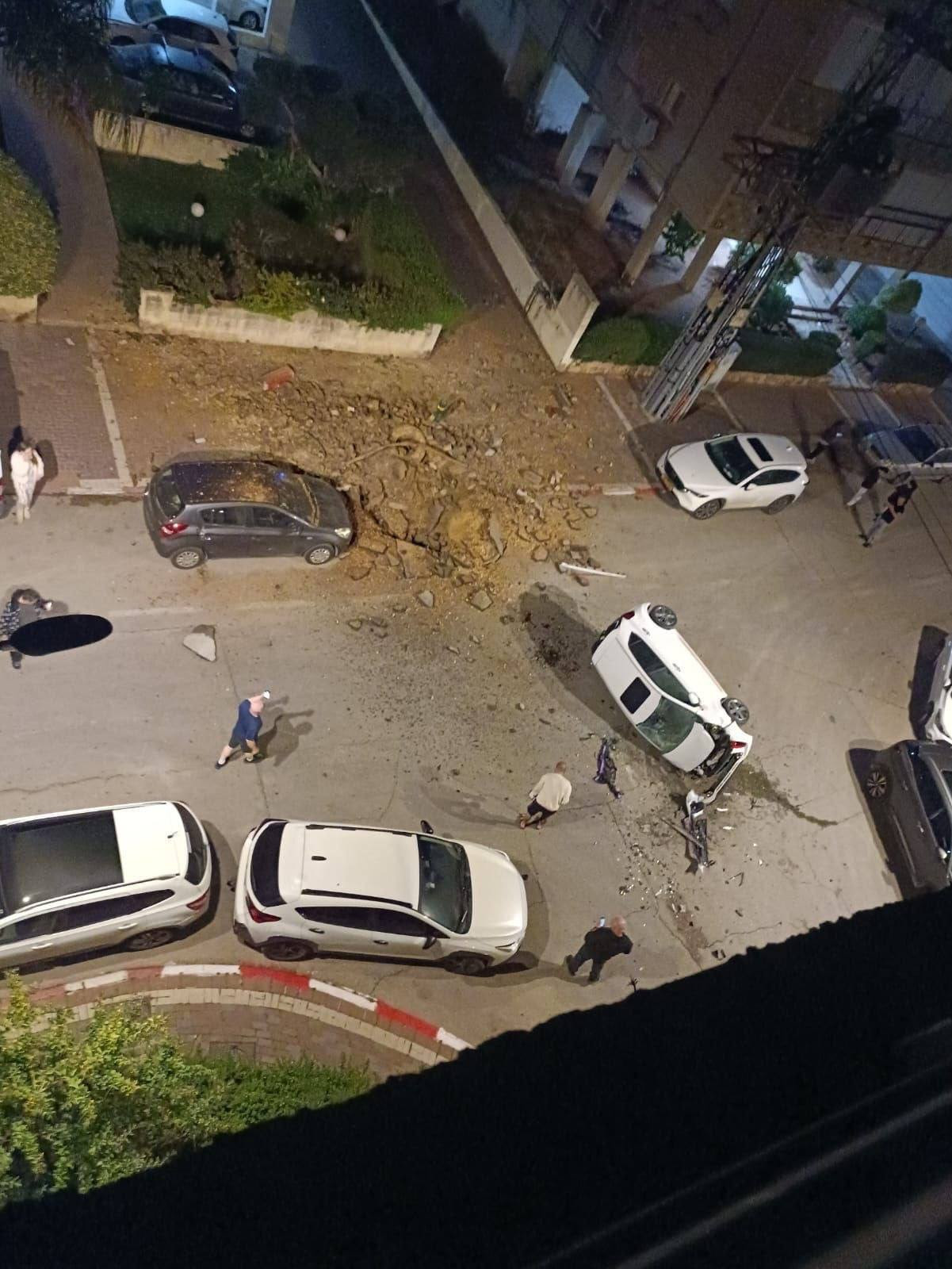 أضرار طالت مركبات المستوطنين في "بيتح تكفا" وسط فلسطين المحتلة جراء سقوط صواريخ إيرانية....