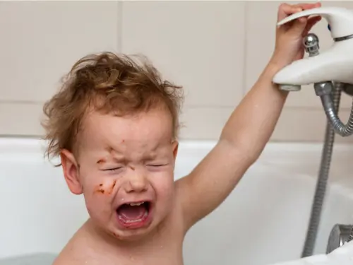why some kids hate the bath and what to do about it.webp