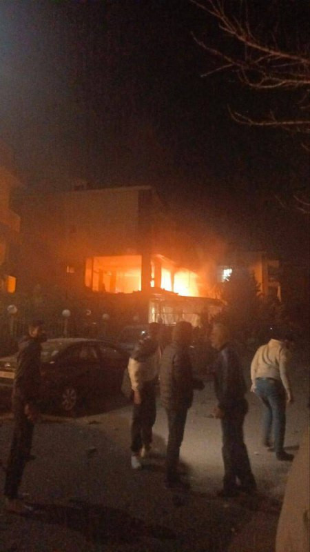 صورة | اندلاع حريق في منزل جراء غارة شنتها طائرات الاحتلال على بلدة عرمون في جبل لبنان....