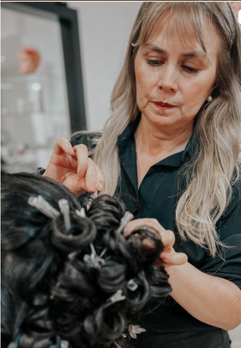 Roxana trabajando en un servicio de peluquería