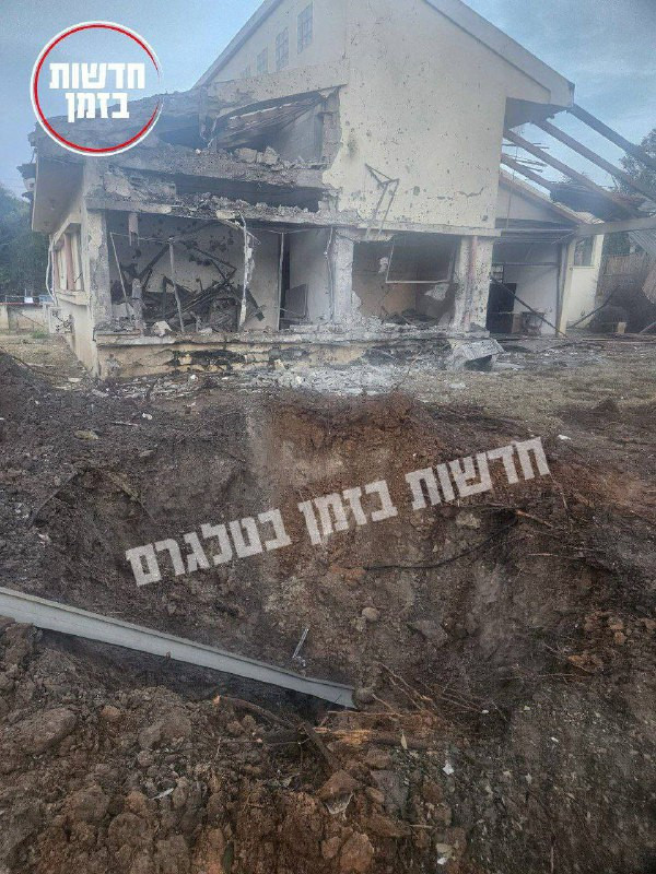 آثار التفجير والقصف بصواريخ حزب الله في موقع للاحتلال في مدينة أم خالد المحتلة، "نتانيا" وسط فلسطين المحتلة....