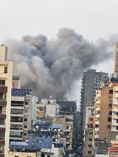 طيران الاحتلال يشن غارة على مبنى في حي الباشورة وسط العاصمة بيروت...