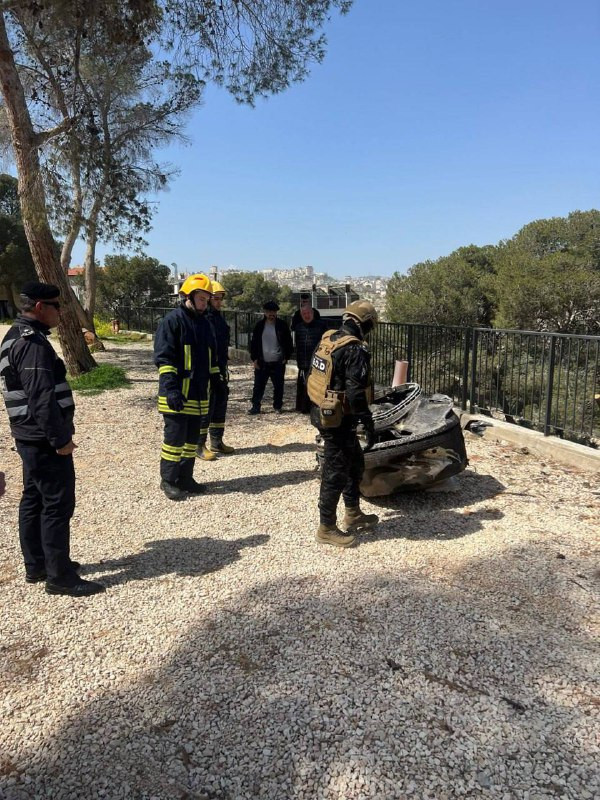 الأجهزة المختصة تتعامل مع شظية صاروخية كبيرة سقطت قرب بلدة بيت ساحور في محافظة بيت لحم....