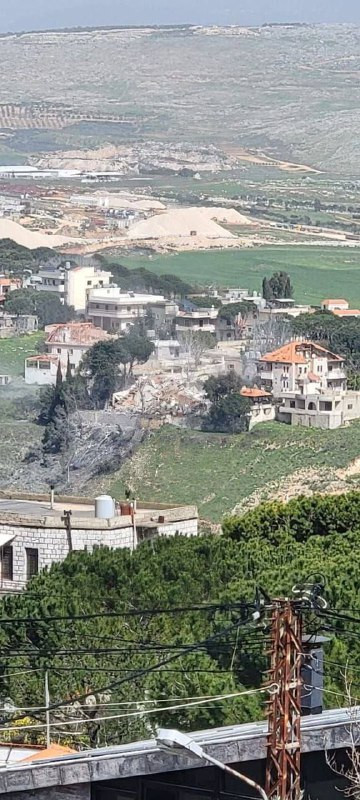 الاحتلال يشن عدة غارات على بلدة دلين بالبقاع شرقي لبنان....