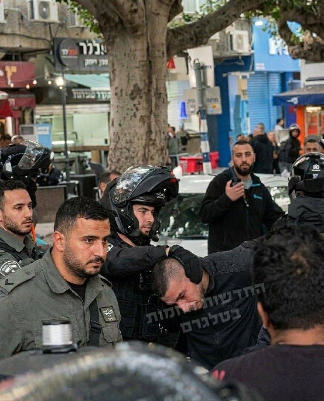 لحظة اعتقال الشاب منفذ العملية "رمات غان" وسط "إسرائيل"....