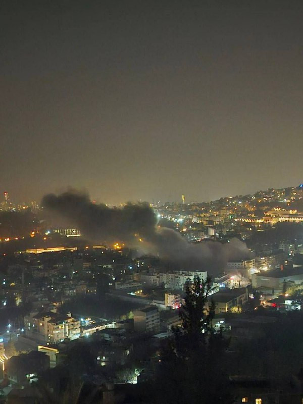 تصاعد أعمدة الدخان عقب قصف الاحتلال لبناية في منطقة العمروسية على أطراف الضاحية الجنوبية لبيروت....