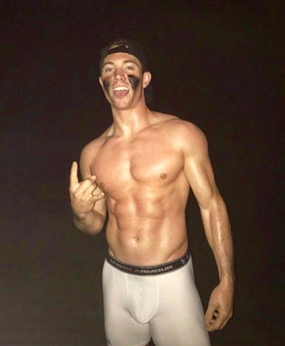 1529176104107393028 3.jpg