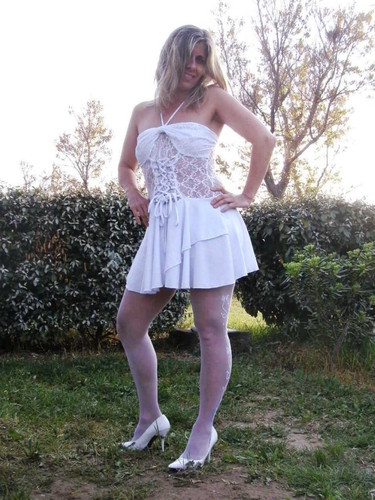 Lisa dans sa belle tenue blanche au camping du Cap 02.jpg