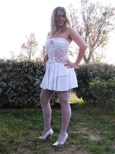 Lisa dans sa belle tenue blanche au camping du Cap 01.jpg