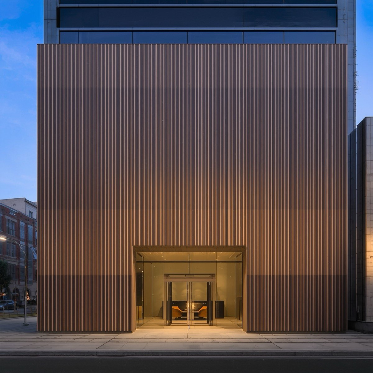 Gewerbefassade mit Lamellen