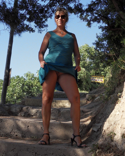 Lisa sans culotte en Corse 04.jpg