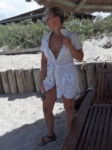 Lisa nue sous sa petite robe en Corse 03.jpg