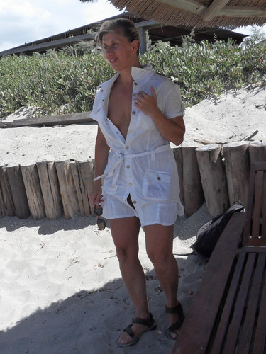 Lisa nue sous sa petite robe en Corse 02.jpg