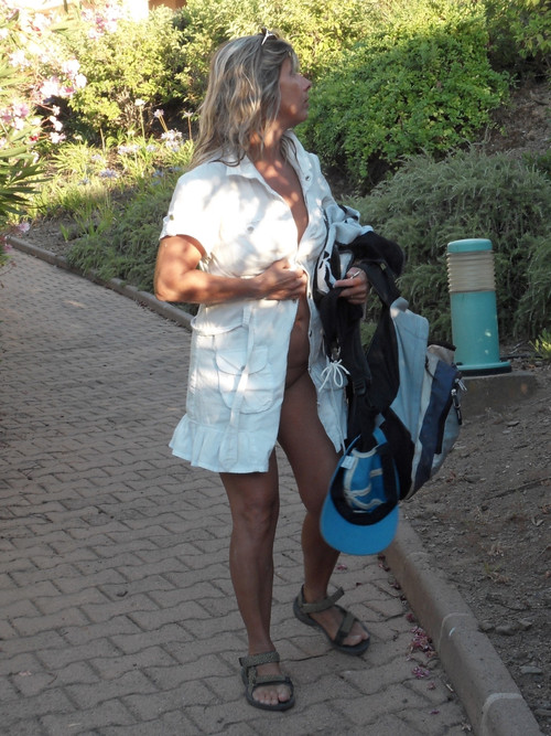 Lisa nue sous sa petite robe en Corse 09.jpg