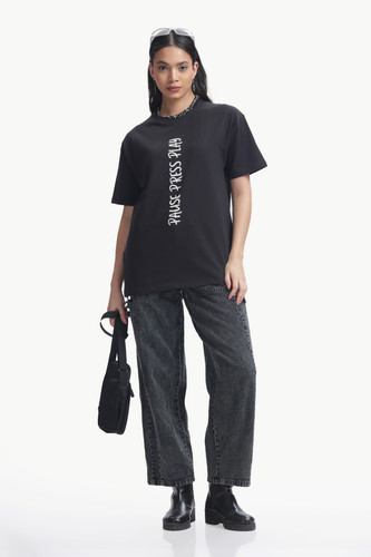 6.Lifestyle Image (Model wearing usage).jpg