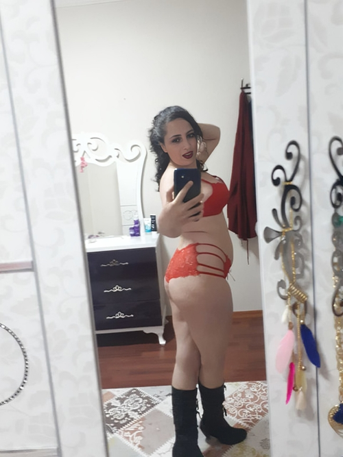 صور سكس عربي زوجة كيوت بجسم ابيض زوجها يصور بزازها القمر وضحكتها العسل 19