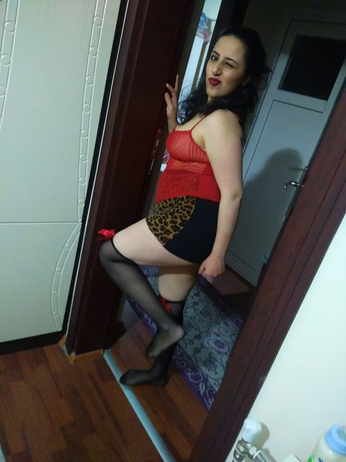 صور سكس عربي زوجة كيوت بجسم ابيض زوجها يصور بزازها القمر وضحكتها العسل 11