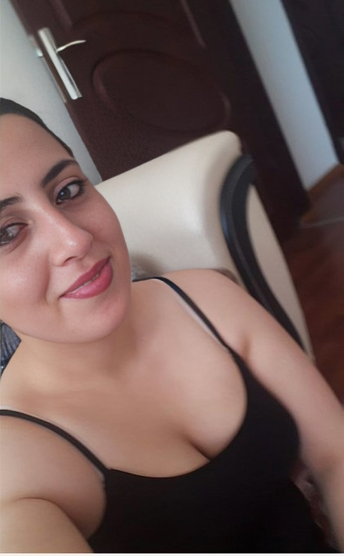 صور سكس عربي زوجة كيوت بجسم ابيض زوجها يصور بزازها القمر وضحكتها العسل 18