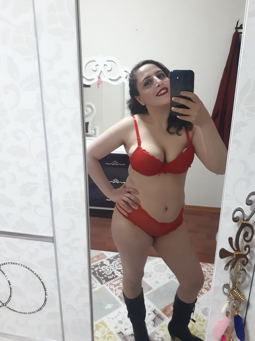 صور سكس عربي زوجة كيوت بجسم ابيض زوجها يصور بزازها القمر وضحكتها العسل 16