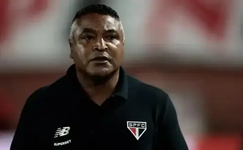 São Paulo inicia era Roger Machado com vitória sobre Chapecoense e assume a ponta do Brasileirão