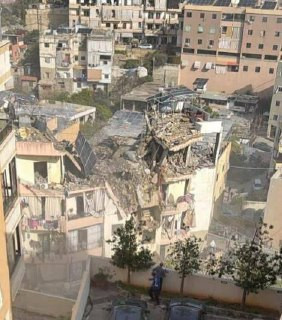آثار قصف طيران الاحتلال المسير على مبنى في مدينة صيدا جنوب لبنان....