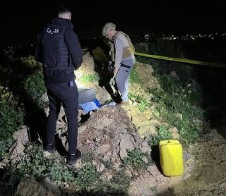 الشرطة تتعامل مع جسمٍ متفجرٍ منبثق عن قذيفةٍ صاروخية في بلدة أبو شخيدم شمال رام الله

- دعت الشرطة المواطنين إلى الابتعاد عن أي أجسامٍ مشبوهة أو من مخ...