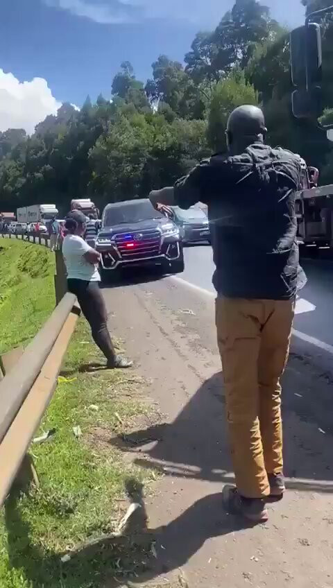 KuWByOLvEKnzD4fK.jpg