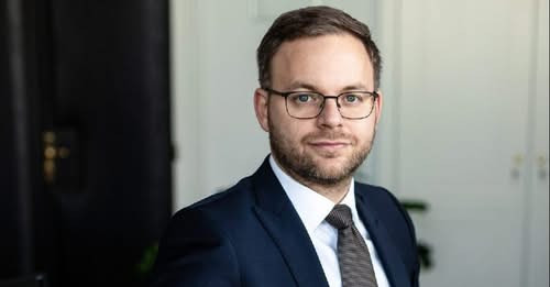 3781516142887905818?url=https%3A%2F%2Fwww.elemi.hu%2Fwp content%2Fuploads%2F2022%2F08%2Forban balazs.jpg