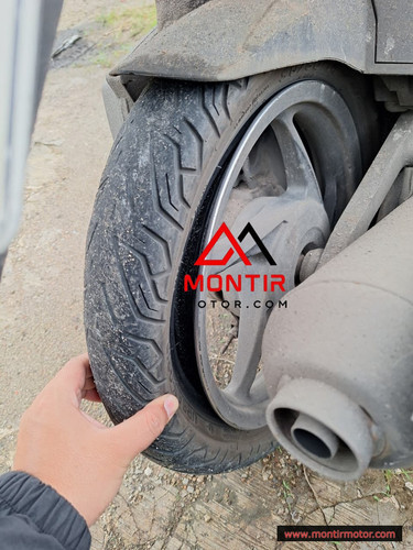 montir motor pergantian ban