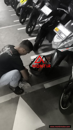 montir motor servis di apartemen