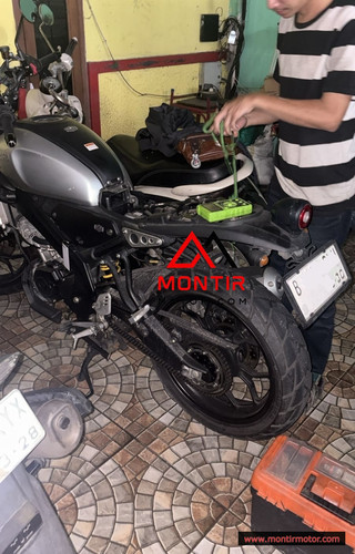 montir motor servis yamaha