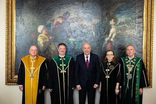 634462916 122275213196239180 2321690948160967511 n.jpg?stp=dst jpg s590x590 tt6& nc cat=104&ccb=1 7&.jpg