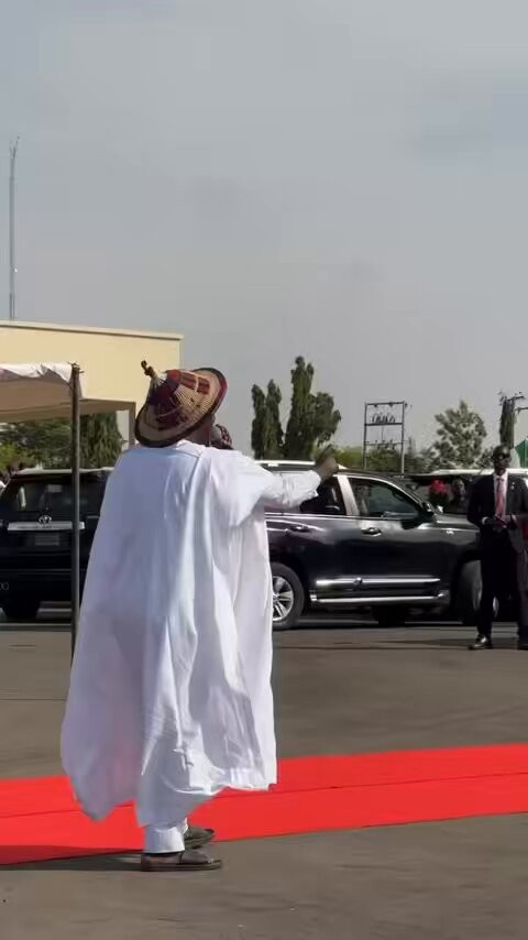 6UH 5C9kyAt9YtTF.jpg