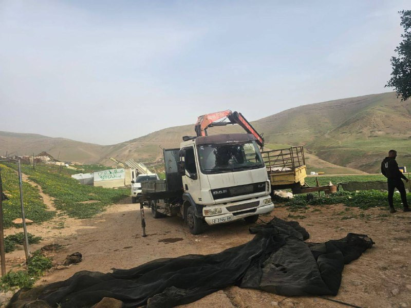 عائلات فلسطينية في البرج بالأغوار الشمالية تُجبر على تفكيك مساكنها تمهيدًا للرحيل، عقب تصاعد اعتداءات المستوطنين بحقها....