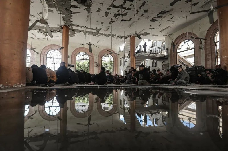 أهالي غزة يؤدون صلاة الجمعة داخل مسجد مدمّر في مخيم النصيرات، وسط القطاع....