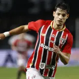 Volante atinge marca simbólica em triunfo pelo São Paulo