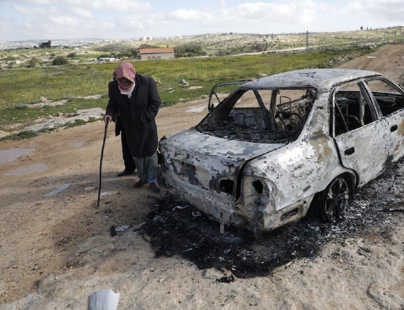🟨صور| آثار إحراق المستوطنين لمركبات خلال هجومهم على قرية سوسيا بمسافر يطا، جنوب الخليل....