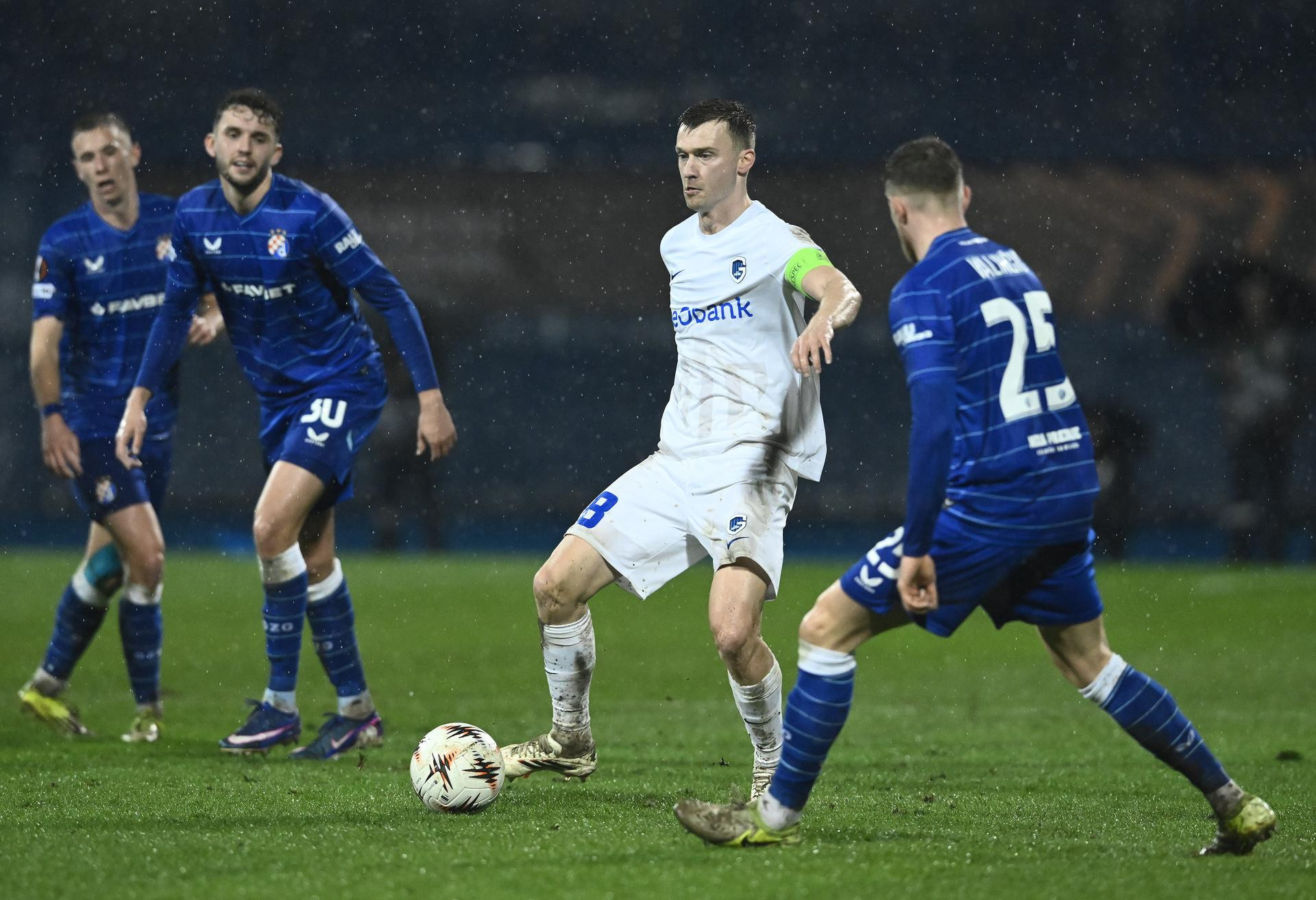 Genk vs Dinamo Zagreb, 03h00 ngày 27/02