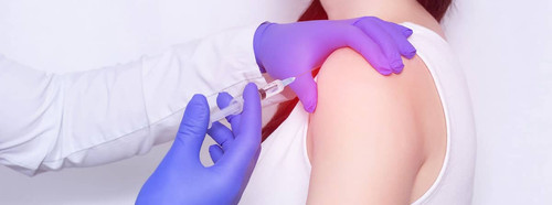 Doctor makes an injection of blockade of chondroprotector and anti-inflammatory drug in the girl's s.jpg