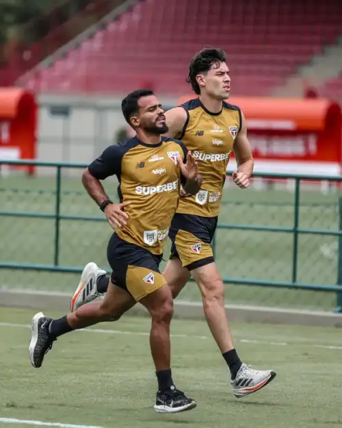 Crespo ganha reforços e intensifica preparação para semifinal