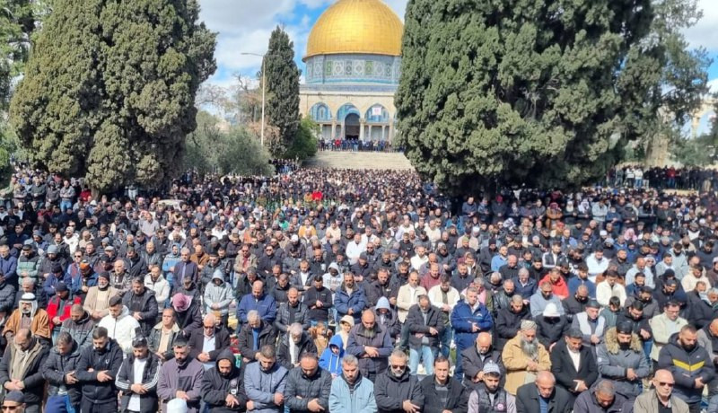 رغم التضييقات التي يفرضها الاحتلال على المصلين، 100 ألف مصلٍ أدوا صلاة الجمعة الثانية من رمضان في المسجد الأقصى المبارك....