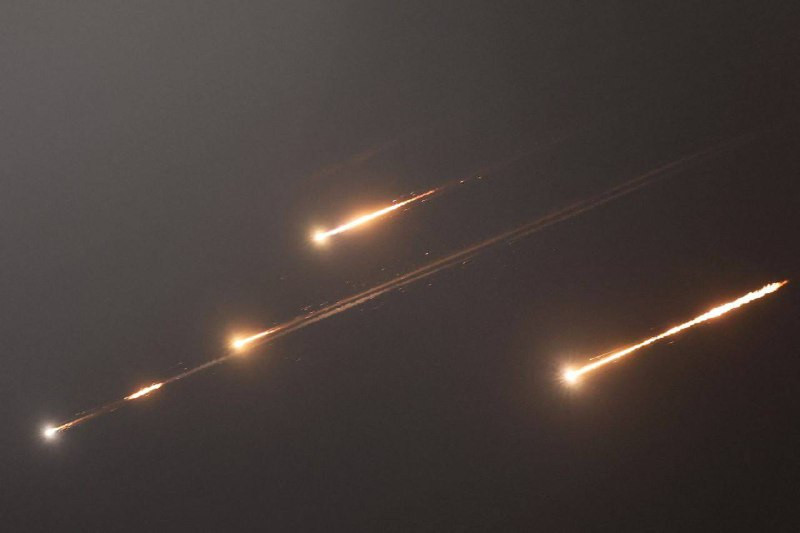 تقرير إسرائيلي: المؤسسة الأمنية الإسرائيلية تدرس احتمال أن طهران تستعد لتفعيل "المحور الإيراني" بأكمله ضد إسرائيل، لكنها تدرك أنه في الوضع الحالي لا ي...