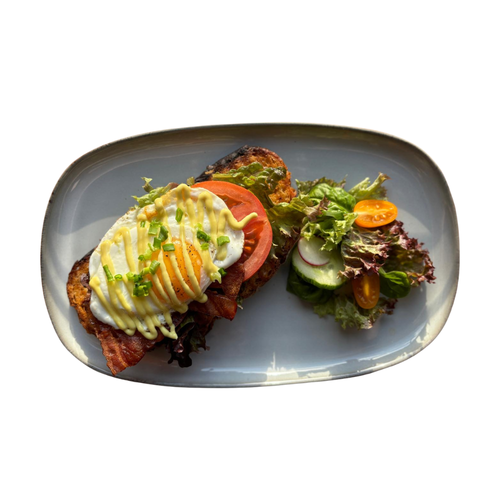 pajda grillowana z jajkiem, boczkiem, pomidorem i mini sałatką.png