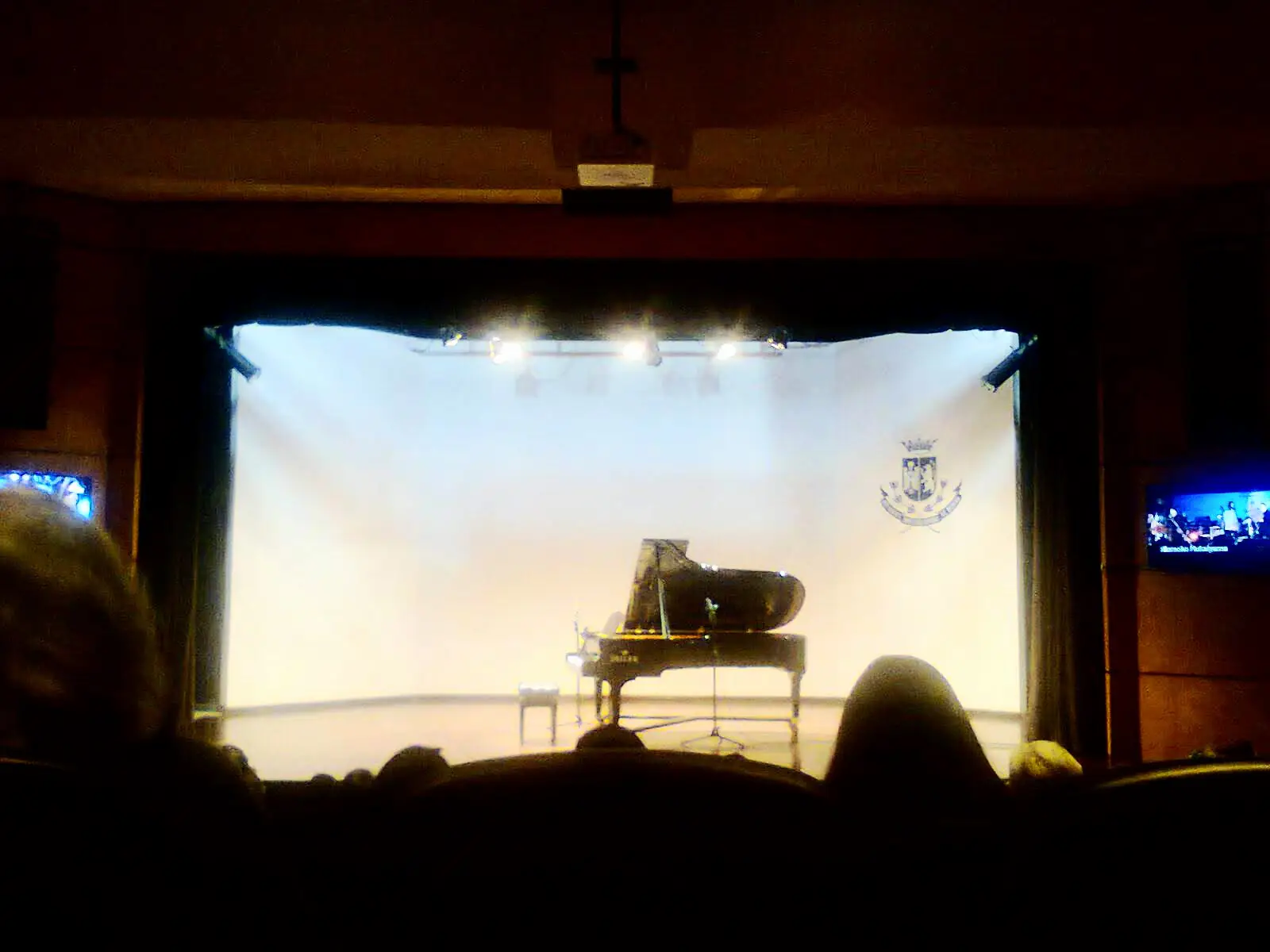 Piano en escenario antes de comenzar el recital en el Centro Cultural de Mérida, Olimpo