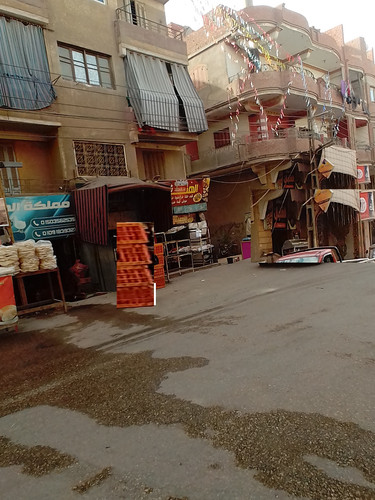 اجمل محلات للاكلات والدواجن والحوواشى ويوجد ايضا محل الغلبان للفول والطعمية.jpg