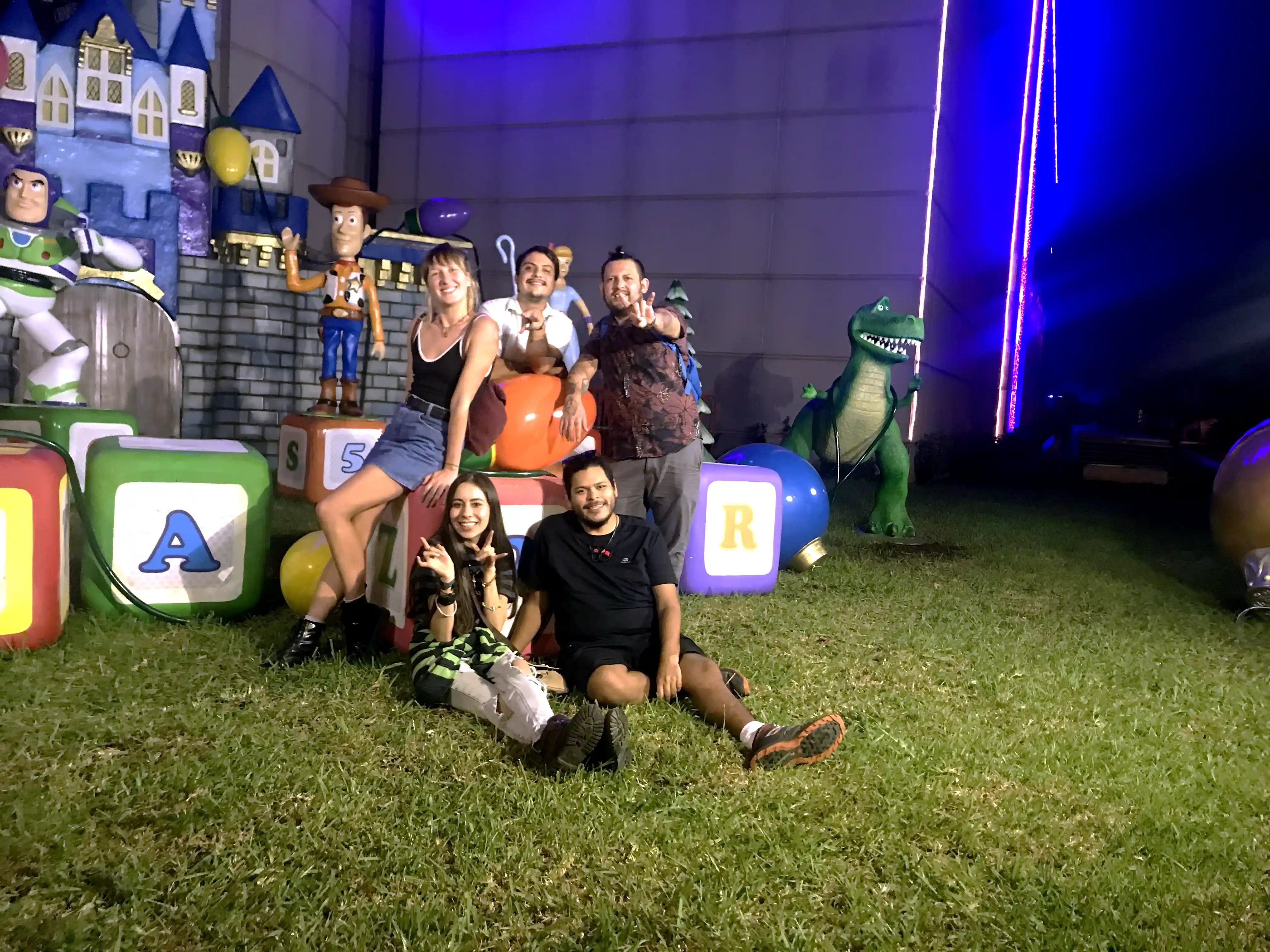 Foto de grupo en el jardín de Chapur Norte con la decoración navideña de Toy-Story